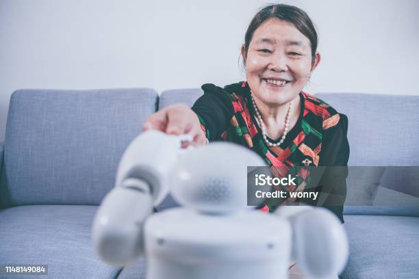 Leiterin Berührt Roboterfinger Im Innenbereich Stockfoto und mehr Bilder von Roboter - Roboter, Alter Erwachsener, Menschen