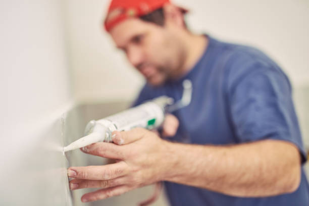 istock Worker using silicone for walls and tiles inside the house - renovation fixes. 1148149178