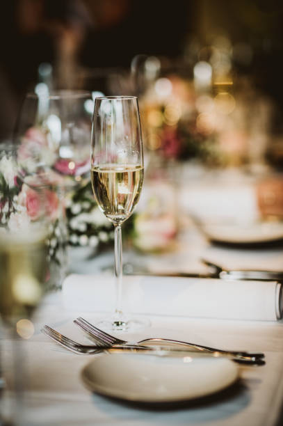 wedding dinner table - champagne champagne flute wedding glass imagens e fotografias de stock