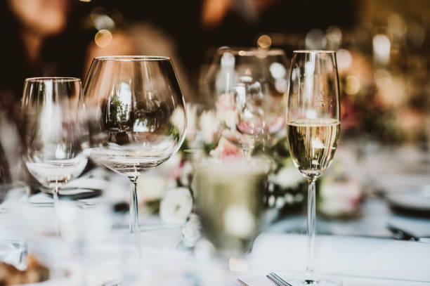 wedding dinner table - champagne champagne flute wedding glass imagens e fotografias de stock