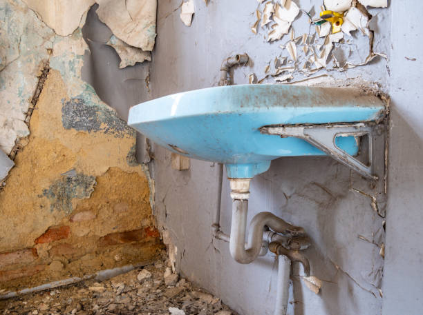 istock Old sink in the bathroom 1148163889