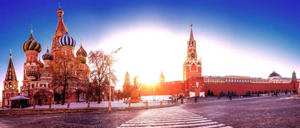 istock Vibrant panoramic view of Red Square and Kremlin in late autumn sunset with sun rays 1148171197