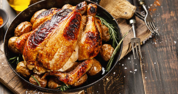 pieczony cały kurczak z przyprawami na patelni - rotisserie chicken roasted barbecue zdjęcia i obrazy z banku zdjęć