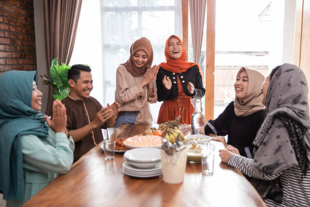 amigo muçulmano e família rindo juntos quando o almoço - asian meal - fotografias e filmes do acervo