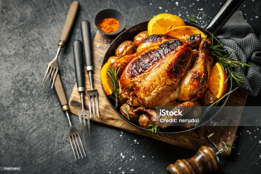 Pollo entero al horno con especias en la sartén - Foto de stock de Pollo libre de derechos