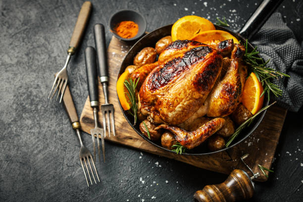 pollo intero al forno con spezie in padella - barbecue chicken foto e immagini stock