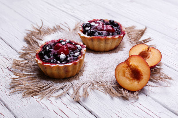 basckets cozidos com bagas, creme doce e mel - basckets - fotografias e filmes do acervo