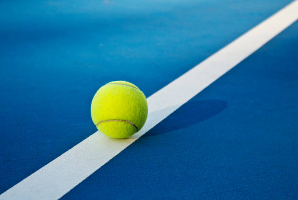 tennis spel. tennisballen op de tennisbaan. sport, recreatie concept - tennisbal stockfoto's en -beelden