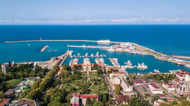 аэрофотосъемка. панорамный вид на морской порт сочи в ясный день. голубое небо. яхты и лодки пришвартованы. достопримечательность курортно� - сочи стоковые фото и изображения