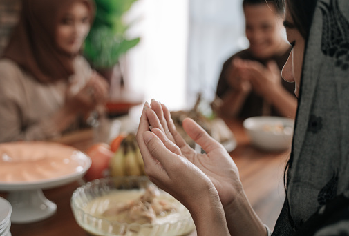 la mano musulmana rezando en el comedor antes de comer photo