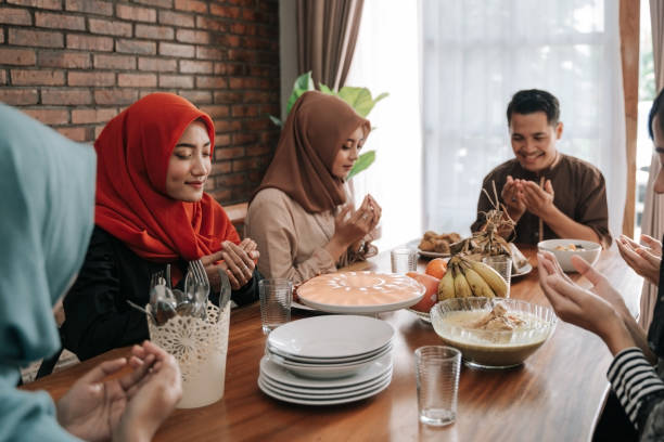 istock muslim people praying before having their food 1148177871