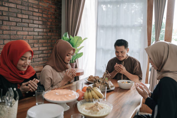 istock muslim people praying before having their food 1148178602