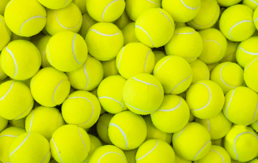 Un montón de pelotas de tenis vibrantes photo