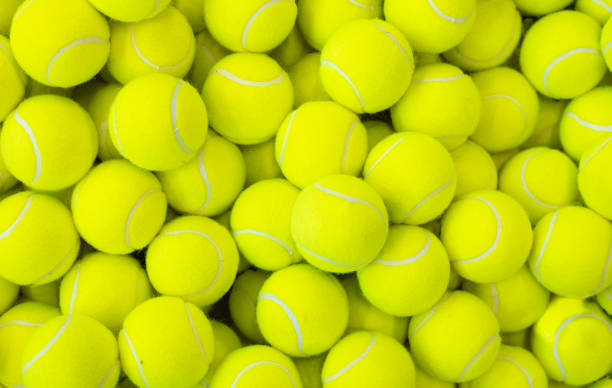 un montón de pelotas de tenis vibrantes - tennis court tennis ball racket fotografías e imágenes de stock