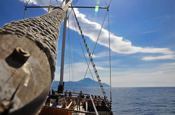 o mastro do navio, que vai para o monte athos - mizzen - fotografias e filmes do acervo