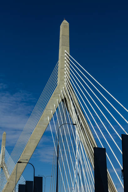 zakim bunker hill bridge in der innenstadt von boston - boston skyline charles river blue stock-fotos und bilder