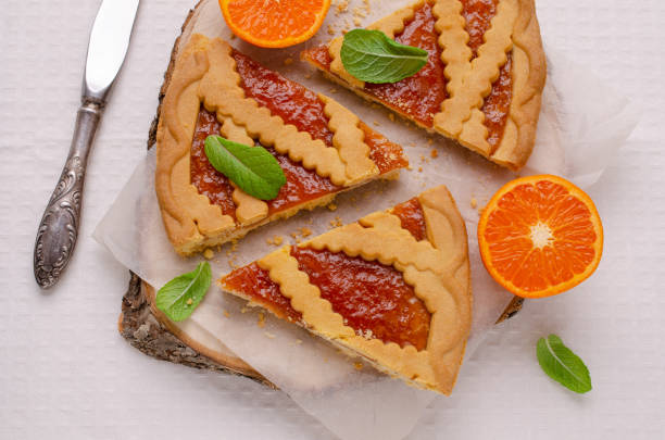 pezzi di torta dolce con marmellata - marmalade baked biscuit brown foto e immagini stock