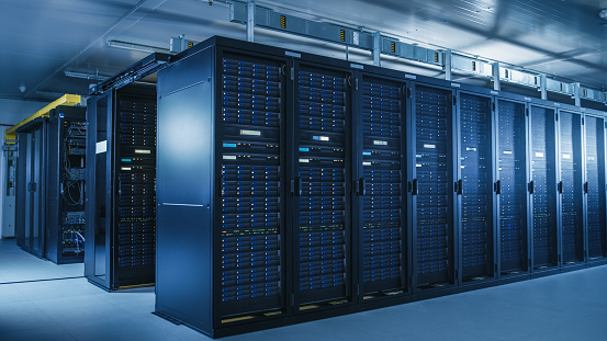 Toma del centro de datos moderno con varias filas de bastidores de servidores operativos. Modern High-Tech base de datos Super Computer sala limpia. photo