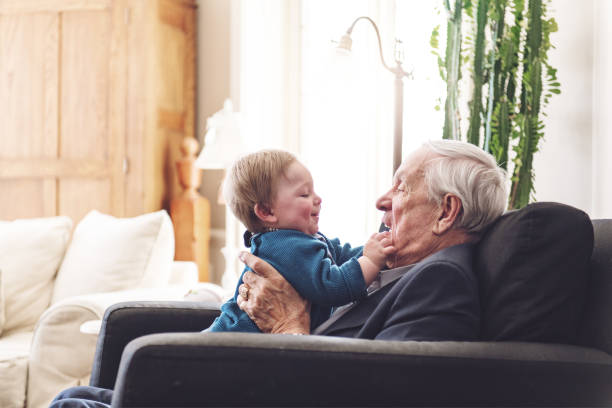 mehrgenerationenfamilie, die gemeinsam zeit für den vatertag verbringt - great grandson stock-fotos und bilder