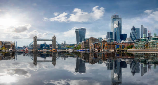 물 속에서 반사와 런던의 스카이 라인, 영국 - uk river panoramic reflection 뉴스 사진 이미지
