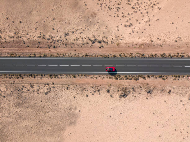 luftaufnahme eines roten autos in den wüstentälern der insel lanzarote, kanarischen inseln, spanien - nobody aerial view landscape rural scene stock-fotos und bilder