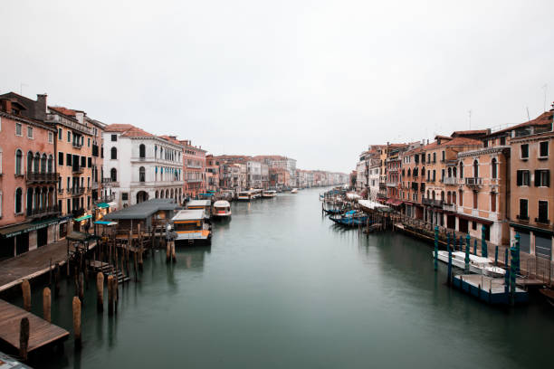 venise & burano - brunt photos et images de collection