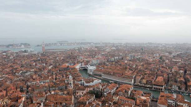 ヴェネツィアとブラーノ島 - brunt ストックフォトと画像
