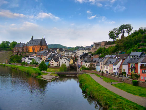 blick auf die stadt saarburg - 9780 stock-fotos und bilder