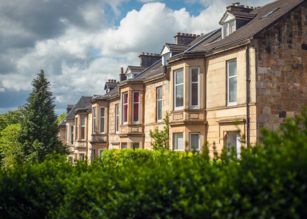 sandstone terrace houses on a leafy street in the southside of glasgow - residential property imagens e fotografias de stock