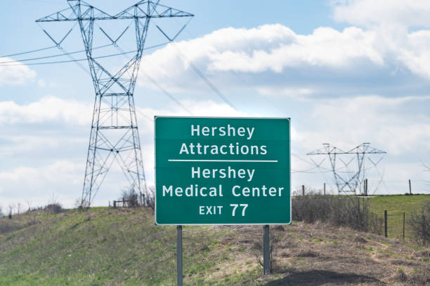 zielony znak drogowy do hershey atrakcje, medical center miasta lub miasta w pensylwanii na autostradzie międzystanowej 81 w east hanover township, usa - hersheys zdjęcia i obrazy z banku zdjęć
