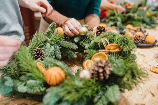 クリスマスリースを設計する花屋 - wreath ストックフォトと画像