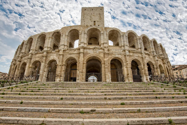 alte römische arena in arles-arenes d ' arles - romanesque stock-fotos und bilder