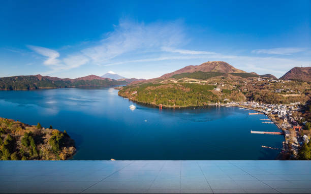 monte fuji e lago ashi.il luogo di ripresa è lago ashi, kanagawa prefettura giappone.guarda da drone.-foto aerea. - volcano mt fuji autumn lake foto e immagini stock