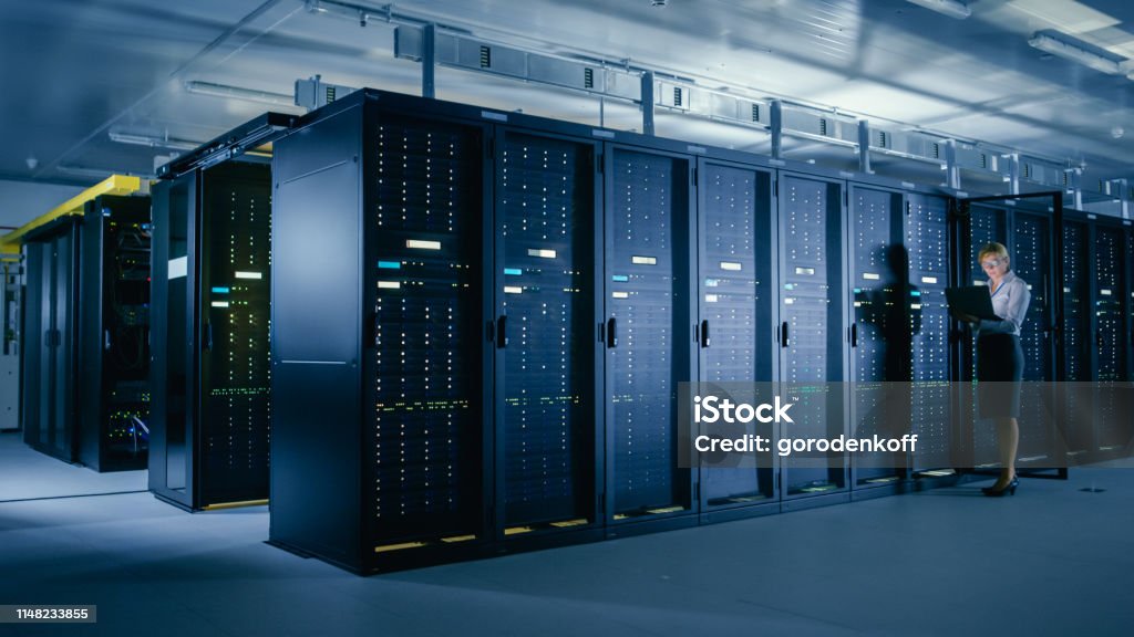 Kommuner Glorious pille In Data Center Female It Technician Stands Before Open Server Rack Cabinet  Uses Laptop Computer To Run Maintenance Diagnostics So That Mainframe Works  At Optimal Functioning Level Stock Photo - Download Image