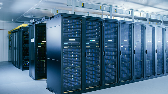 Toma del centro de datos con varias filas de racks de servidores completamente operativos. Telecomunicaciones modernas, computación en la nube, inteligencia artificial, base de datos, concepto de tecnología superinformática. photo