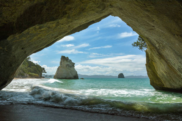 cathedral cove cerca de coromandel, nueva zelanda - new zealand cathedral cove sea sand fotografías e imágenes de stock