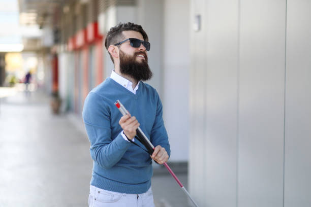 homme aveugle et barbu avec un bâton de marche dans la rue - optics store photos et images de collection