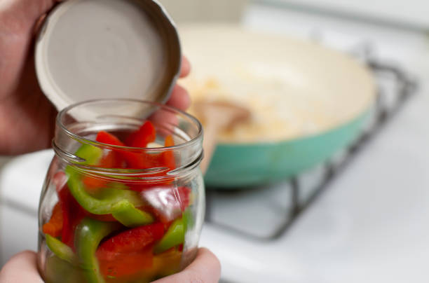 paprika - green bell pepper bell pepper red bell pepper groceries stock-fotos und bilder