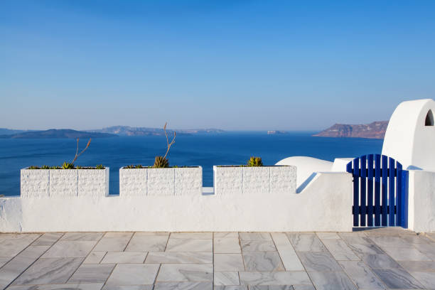 santorini-kort. vit och blå färg på santorini, grekland - santorini door sea gate bildbanksfoton och bilder