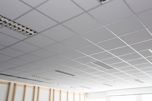 Techo suspendido con lámparas cuadradas LED en la oficina photo