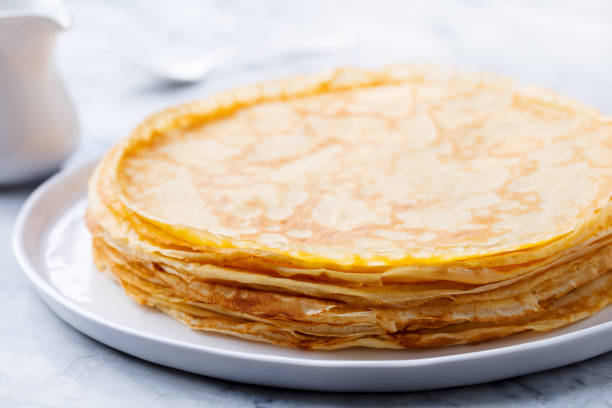 crêpes, fines crêpes avec du miel sur une assiette blanche. rapprocher. - pancake blini russian cuisine french cuisine photos et images de collection