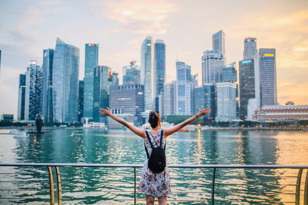 singapur wanderlust - arms raised arms outstretched sky human arm fotografías e imágenes de stock