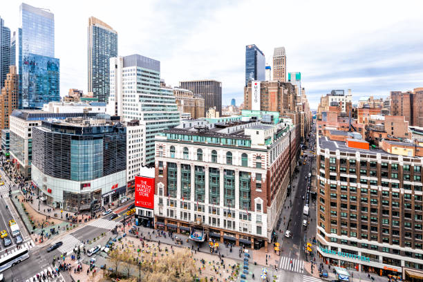 panoramablick auf das stadtbild, dachgeschosshochhäuser in new york city am herald square mit macy es store - garment stock-fotos und bilder