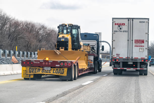 大型負荷のための符号を持つ車やトラックとペンシルベニア州のハイウェイ83北 - country road trucking car yellow ストックフォトと画像