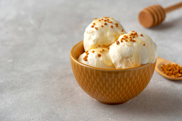 gelado saboroso da baunilha com pólen e mel da abelha na bacia na tabela - ice cream vanilla ice cream bowl white - fotografias e filmes do acervo
