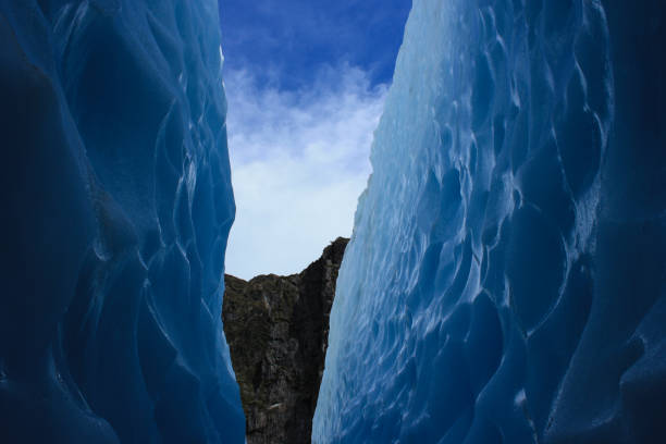 크리스털 블루 아이스 온 더 프란츠 조셉 빙하, 웨스트 코스트, 뉴질랜드 - ice new zealand cave adventure 뉴스 사진 이미지