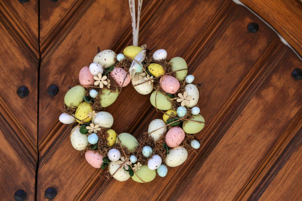 easter egg wreath hangs on the door - wood eggs easter easter egg imagens e fotografias de stock