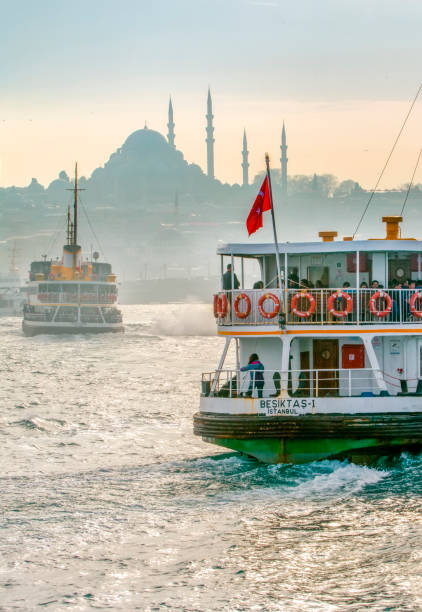 schöne aussicht touristische sehenswürdigkeiten von der seereise auf dem bosporus. - boat horn stock-fotos und bilder