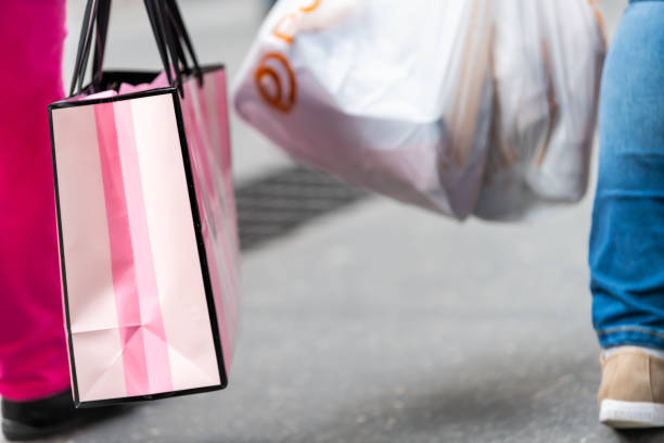 herald square a manhattan, new york city sulla 6th avenue con la gente, donna che porta la borsa della spesa rosa victoria's secret - victorias secret shopping bag pink photography foto e immagini stock