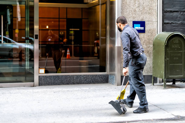 trabalhador masculino no lixo do calçada do freio da limpeza do pavimento do passeio em new york city - sweeping cleaning e mail clean - fotografias e filmes do acervo